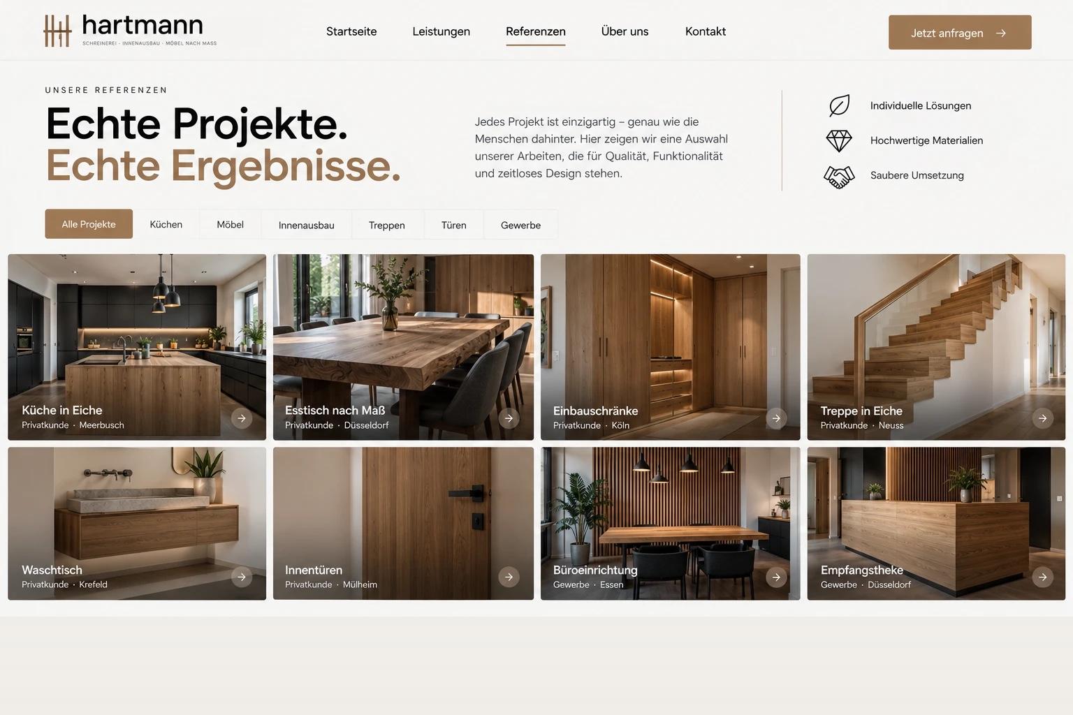 Konzeptentwurf Referenzseite einer Schreinerei: Überschrift „Echte Projekte. Echte Ergebnisse.“, Filterleiste (Küchen, Möbel, Innenausbau, Treppen, Türen, Gewerbe) und acht Projektfotos in einem Raster.