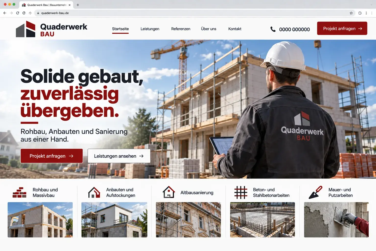 Konzeptentwurf Startseite eines Bauunternehmens im Browserfenster: Foto einer Baustelle mit Rohbau, Kran und einem Bauleiter mit Tablet, Überschrift „Solide gebaut, zuverlässig übergeben.“, zwei Buttons und fünf Leistungen von Rohbau bis Mauer- und Putzarbeiten.